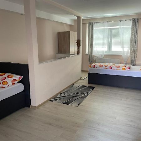 Ferienwohnung Gambrinus In Hotel Gambrinus 韦茨拉尔 外观 照片