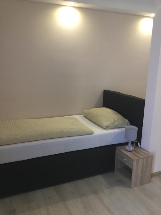 Ferienwohnung Gambrinus In Hotel Gambrinus 韦茨拉尔 外观 照片