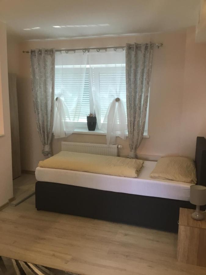 Ferienwohnung Gambrinus In Hotel Gambrinus 韦茨拉尔 外观 照片