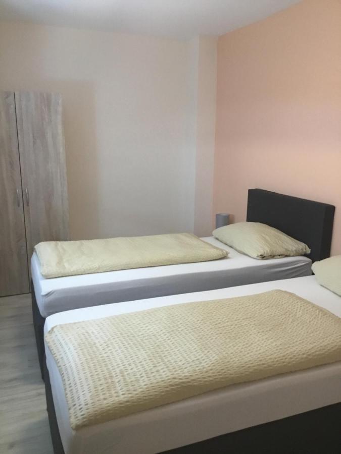 Ferienwohnung Gambrinus In Hotel Gambrinus 韦茨拉尔 外观 照片