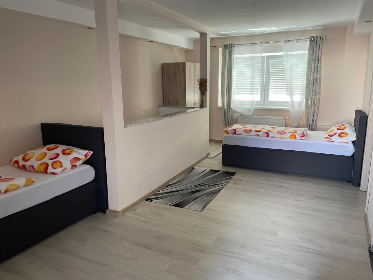 Ferienwohnung Gambrinus In Hotel Gambrinus 韦茨拉尔 外观 照片